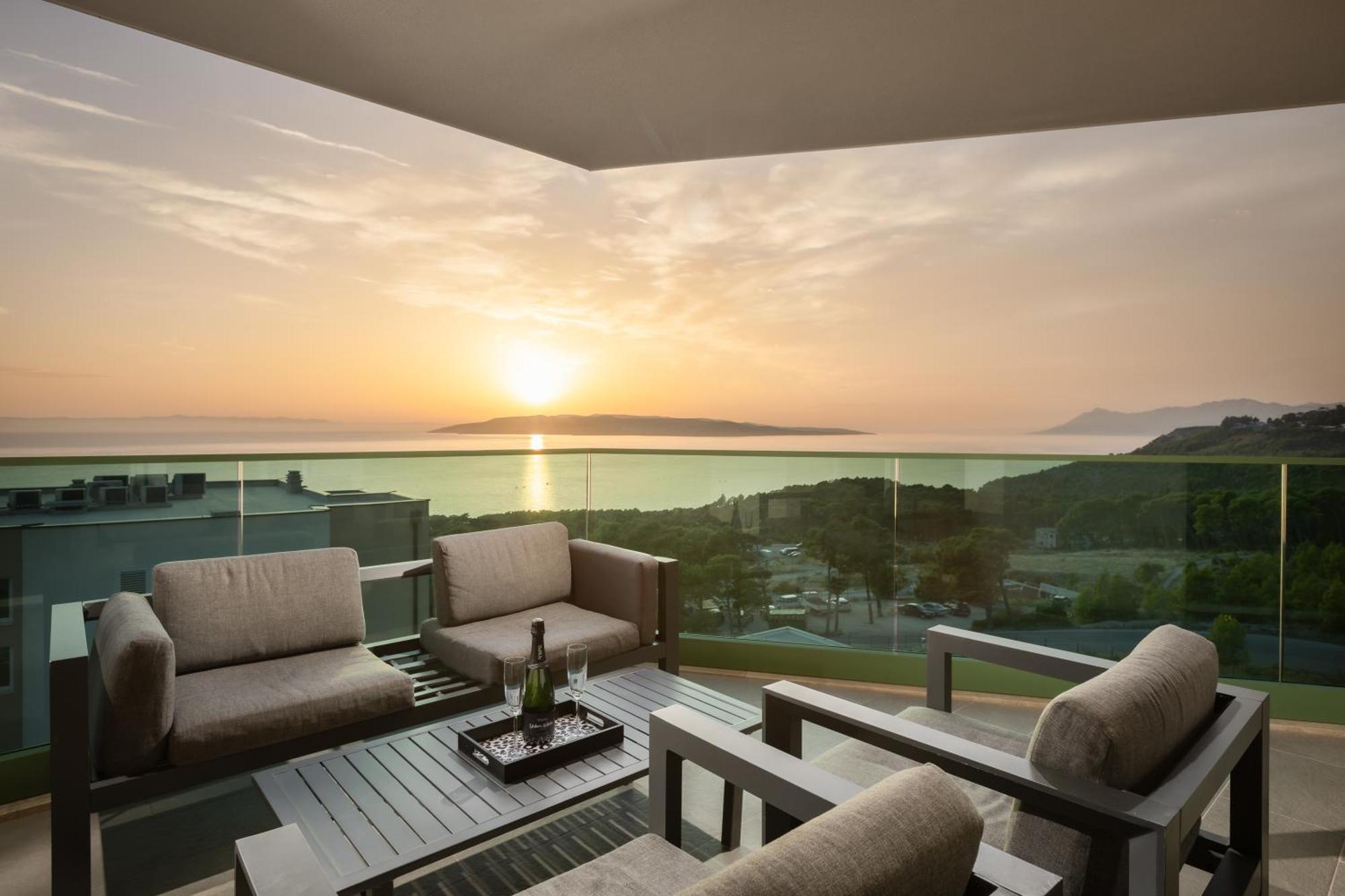 Exclusive Penthouse Big Blue With Private Jacuzzi Apartment Makarska